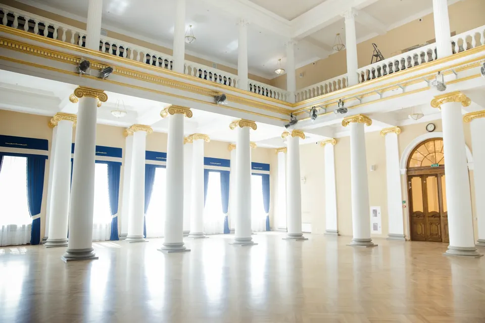 Зал со стороны окон