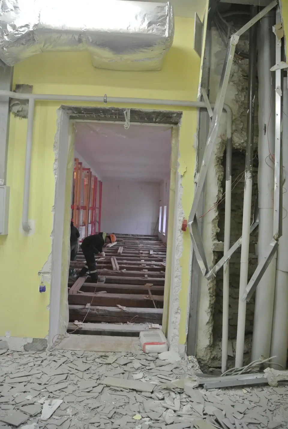 До начала работ: вскрытые полы