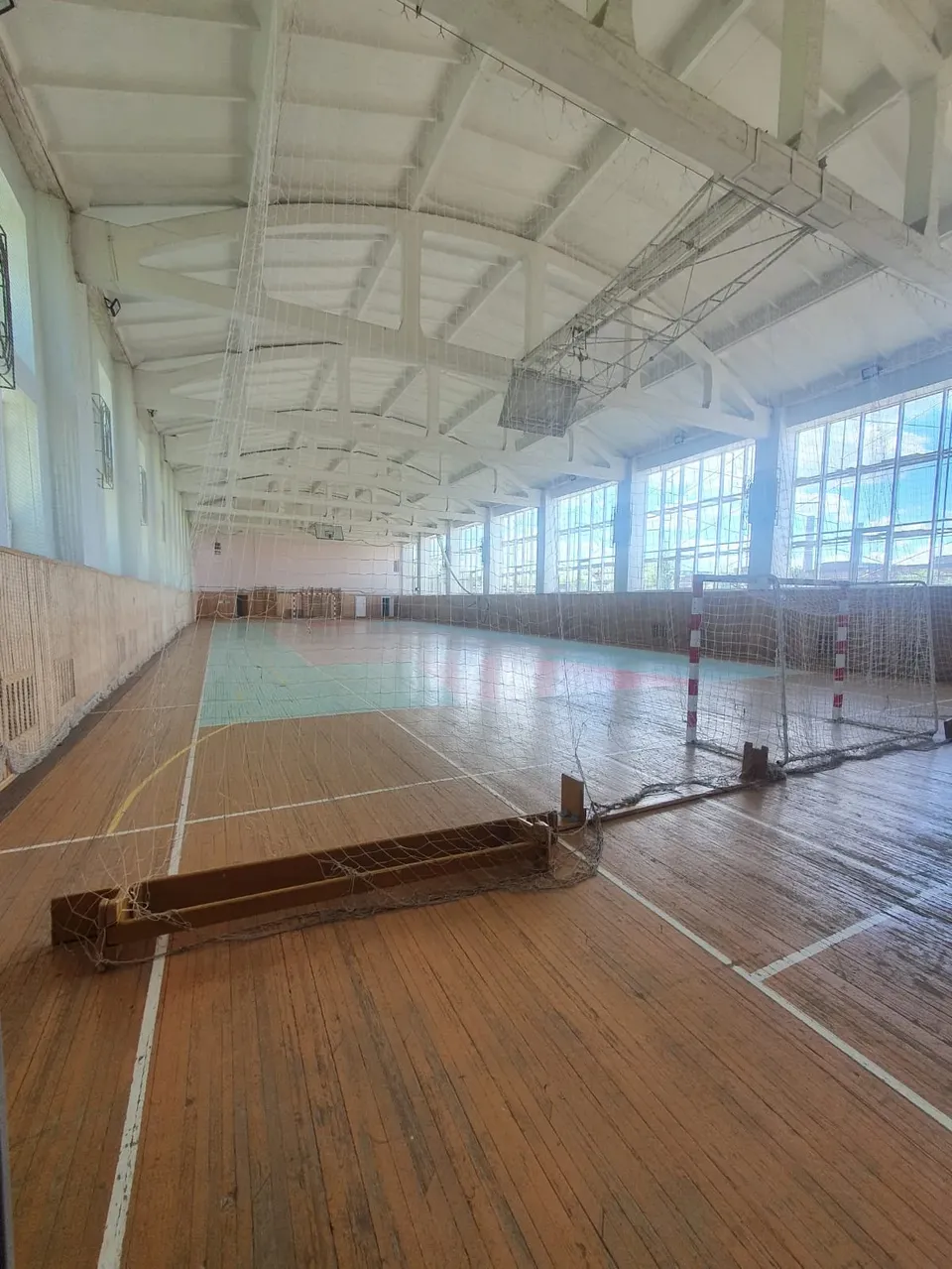 Зал после нанесения разметки