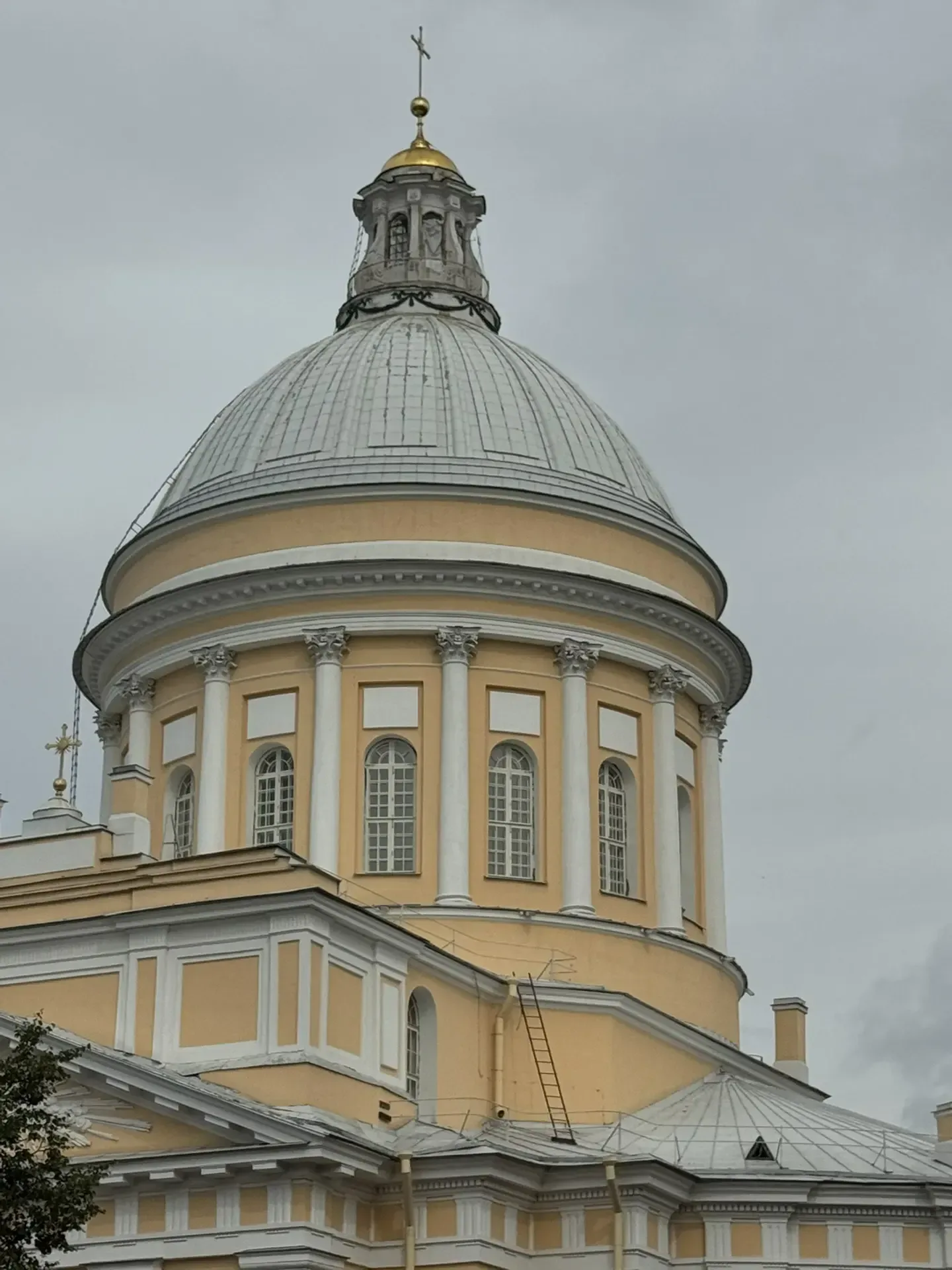 Александро-Невская лавра, Санкт-Петербург — барабан Троицкого собора с арочными окнами